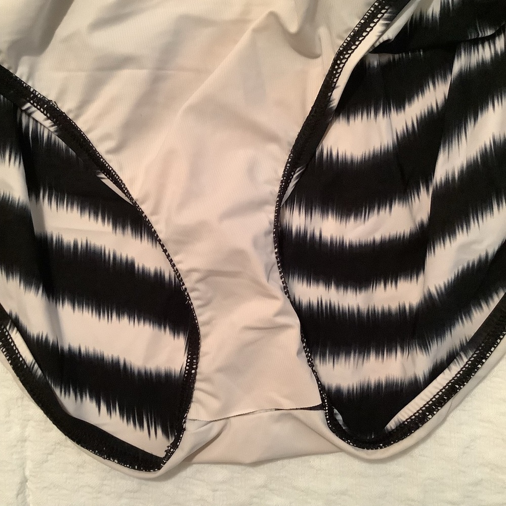 Coco Reef Underwire Slimming One-Piece Swimsuit - Picture 5 of 6